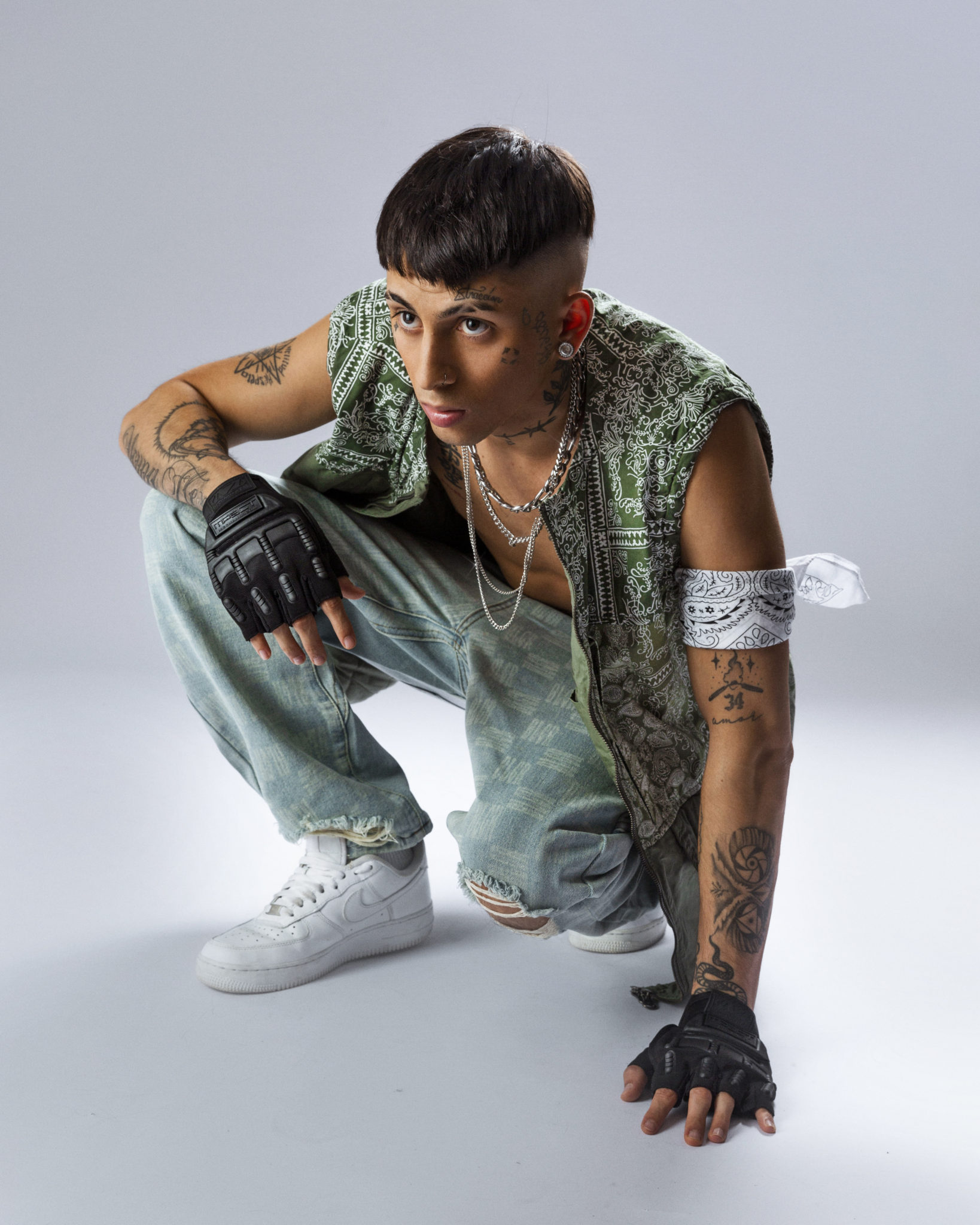 Khea Rapper KHEA VUELVE A LOS ESCENARIOS PARA PRESENTAR SEROTONINA - LAS ROSAS